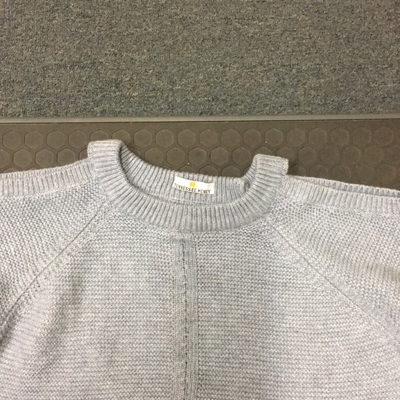 Peep shoulder size Lg sweater - Picture 7 of 8